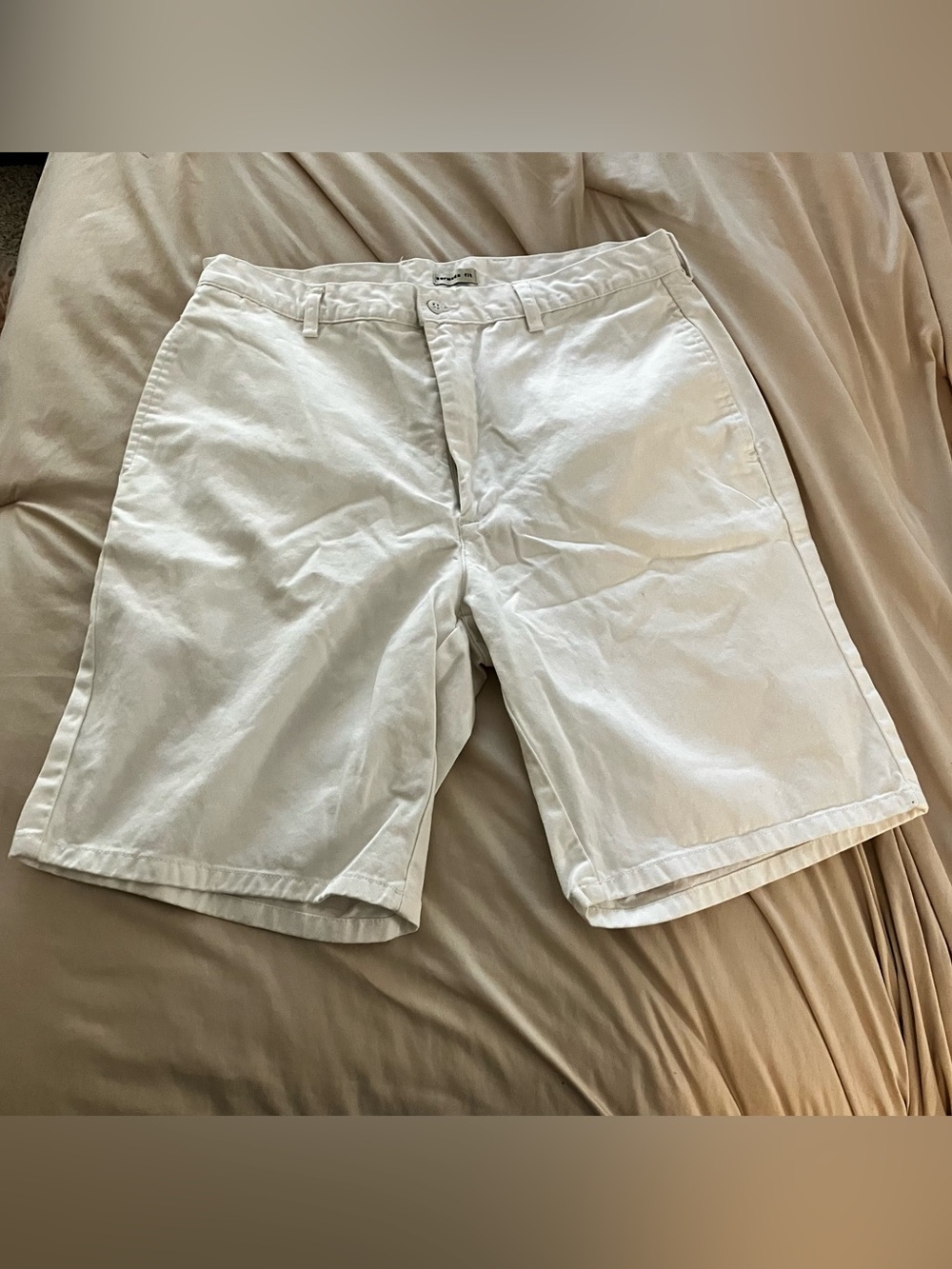 GAP Men's Bermuda Fit White Chino Shorts Size 35 Cotton Twill Casual 10" Inseam
